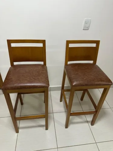 Banquetas de madeira
