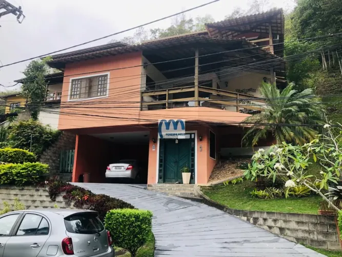 EXCELENTE CASA DUPLEX NO CONDOMINIO UBA RECANTO