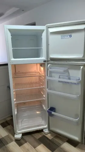 Geladeira electrolux funcionando, porém precisa de uns reparos !