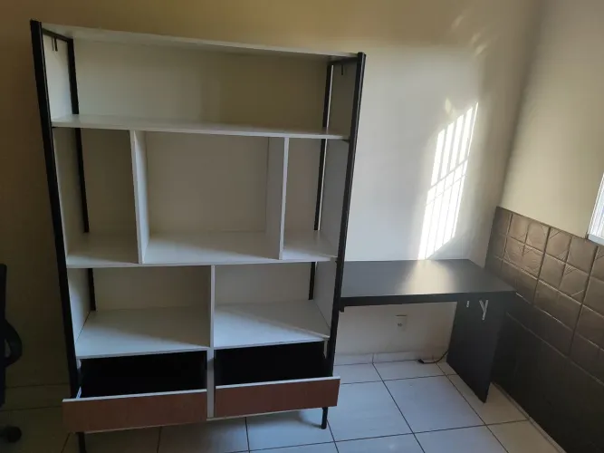 Guarda Roupa Closet Reforçado com Mesa Acoplada