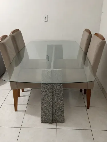 MESA DE MÁRMORE E CADEIRAS