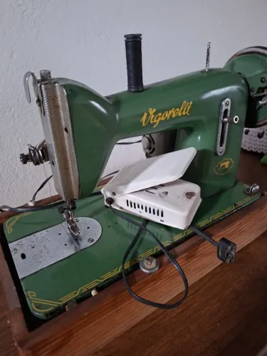 MÁQUINA DE COSTURA VIGORELLI - antiga vintage - funcionando