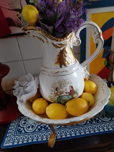 Gomil antigo em porcelana com cena galante detalhes em ouro