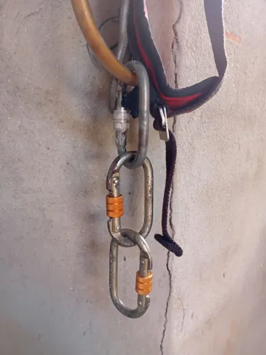 Vendo esses mosquetao pra cinto de segurança 