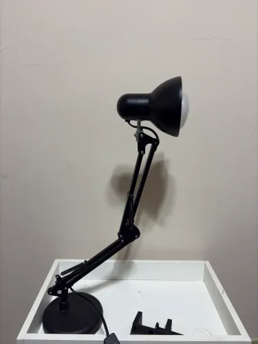 Luminária Articulada Pixar Com Base e Garra Preta