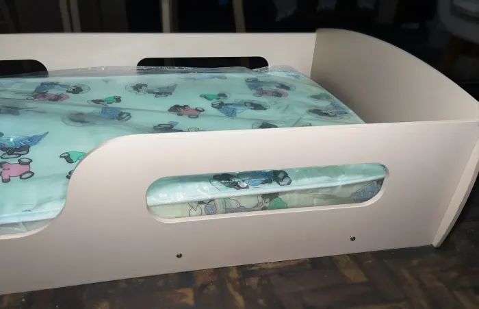 Cama montessoriana infantil