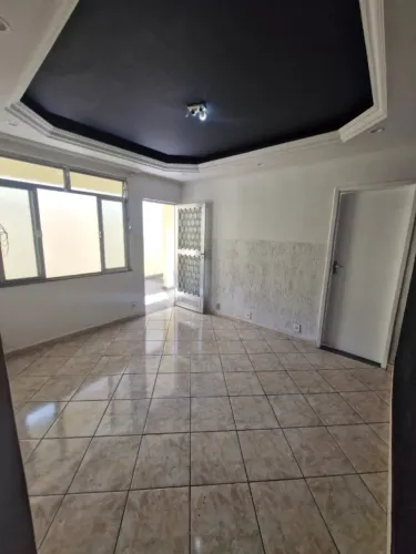 CASA ALUGA-SE ou VENDE-SE de UM quarto com garagem no Jardim América, RJ.