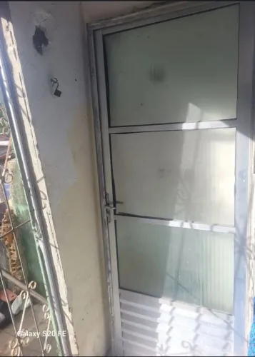 Porta de esquadria de alumínio semi nova