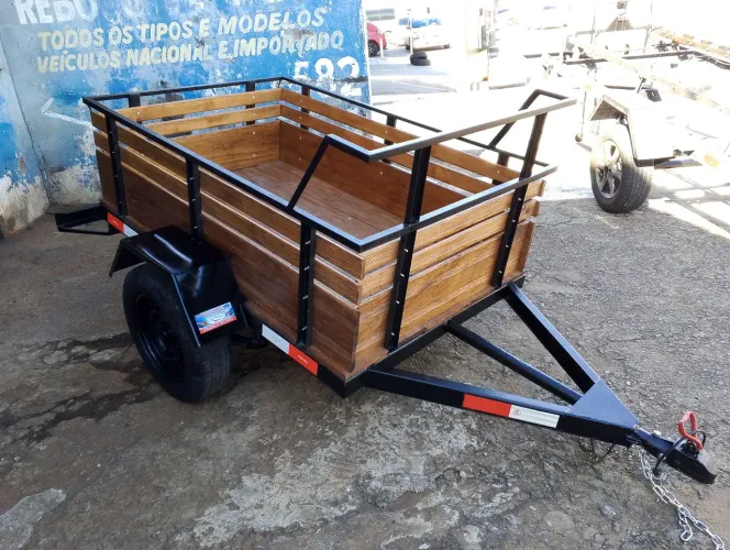 Reboque semi novo 