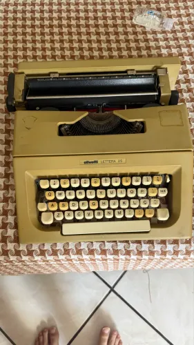 Máquina de Escrever Olivetti Lettera 25