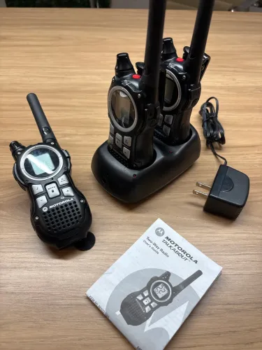Kit com 3 Rádios Motorola Talkabout Série MR + Base Carregadora