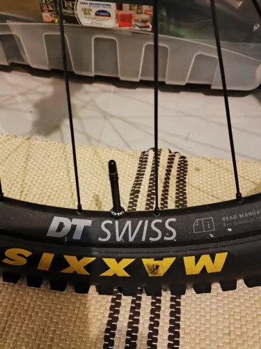 Roda DT Swiss 27.5 com pneu - traseira