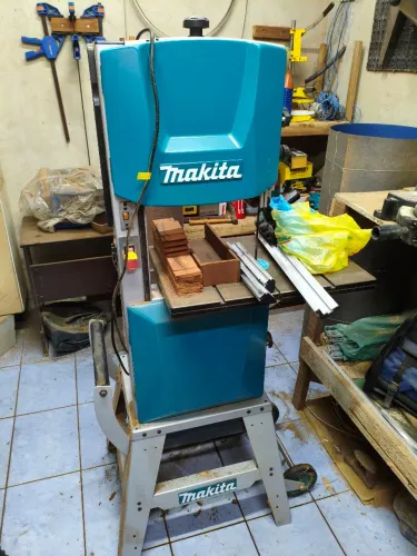 Serra fita Makita semi nova
