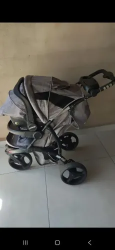 Carrinho de bebê com bebê conforto