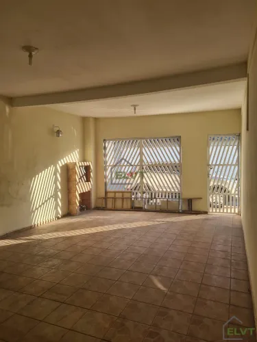 Sobrado à Venda em Osasco | 3 Quartos (1 Suíte), Varanda e 2 Vagas | Usado