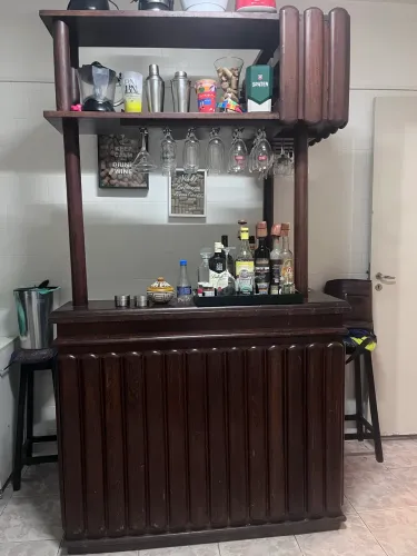 Bar de madeira de antiguidade com 2 bancos
