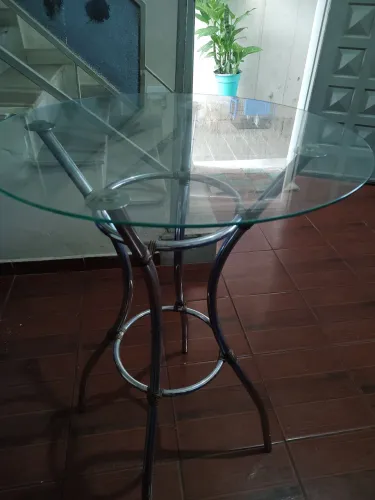 Mesa bistrô de vidro com duas cadeiras