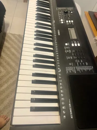 YAMAHA PSR-E363 + ESTANTE MJ ÁUDIO ? ÓTIMO CONJUNTO!