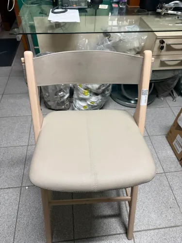 Banqueta em madeira com assento em couro 