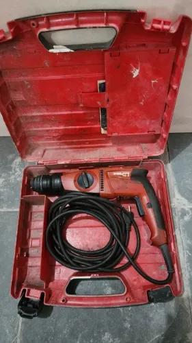 Furadeira Martelete HILTI TE2 650W x 220V seminova com maleta