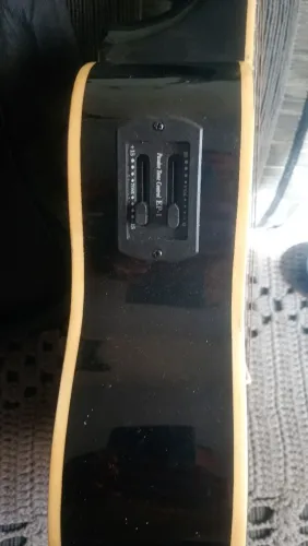 Cavaquinho elétrico acompanha cabo e afinador