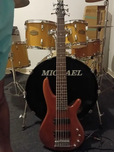 VENDO CONTRABAIXO IBANEZ DE 6 CORDAS