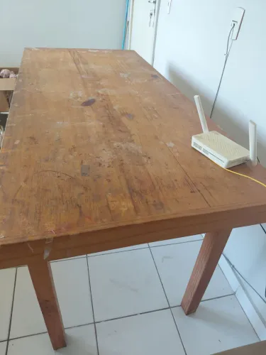 Mesa produzida artesanalmente de madeira maciça.