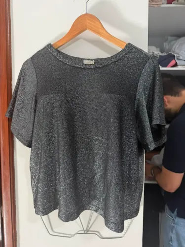 Blusa preta brilhosa