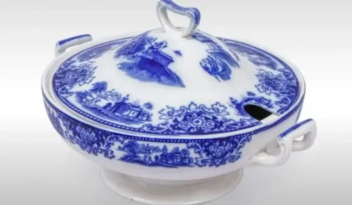 ANTIGA SOPEIRA PORCELANA INGLESA- DETALHES E MOTIVOS FLORAIS AZUIS - SECULO XIX