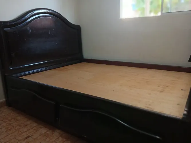 Cama de madeira maciça com 4 gavetas