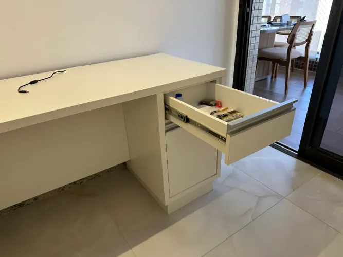 Mesa de escritório / Escrivaninha