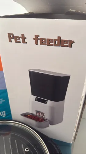 Dispensado ração animal quando vive viajar e sair trabalhar ração cair certinho 