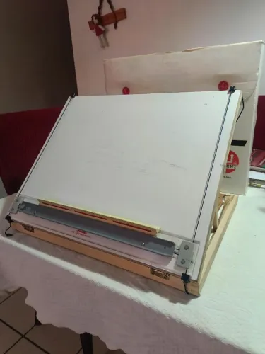 Prancheta para desenho com régua paralela TRIDENT, tamanho A3. Acompanha escalímetro!