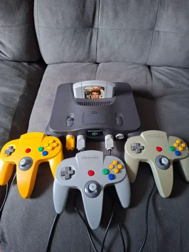 Nintendo 64 + 007 GoldenEye com 3 controles