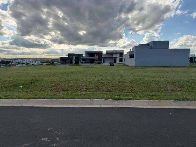 Terreno em Condomínio de Luxo em Indaiatuba-SP 300m² no Jardim Residencial Dona Maria José