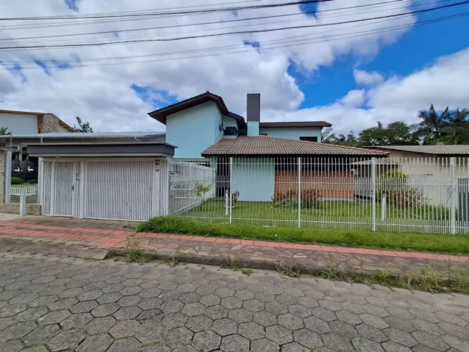 Casa (Alvenaria), com 5 quartos e 1 banheiros à Venda, 260 m² em Criciúma/SC