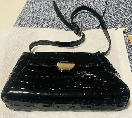 Bolsa preta em verniz - media 