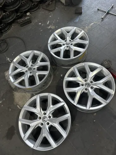 Jogo de rodas Amarok v6 aro 22 5x120