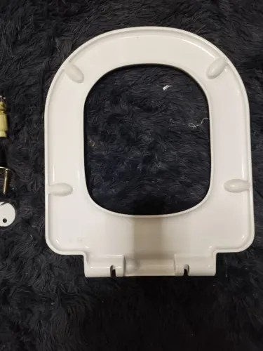 Assento de vaso sanitário branco...