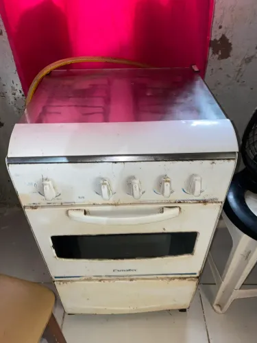 Fogão usando, em boas condições, funcionando tudo.