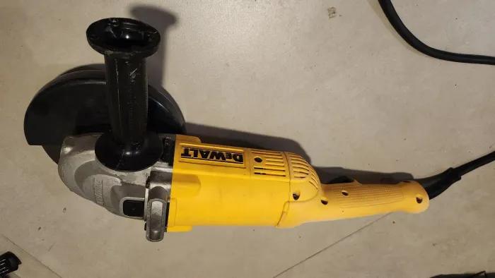 Esmerilhadeira Dewalt