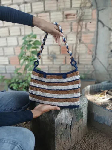 Bolsa com alça de crochê