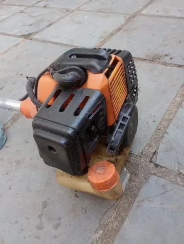 Roçadeira gasolina 50cc com defeito