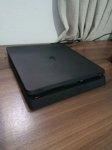 Playstation 4 - Slim - 1TB - 2 Controles