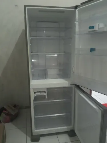 Geladeira Panasonic, único dono, nunca foi no concerto, só pegar e usar.do jeito que esta