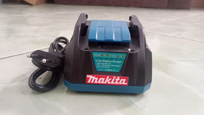 Mini carregador Makita rapido 18 v/ novo