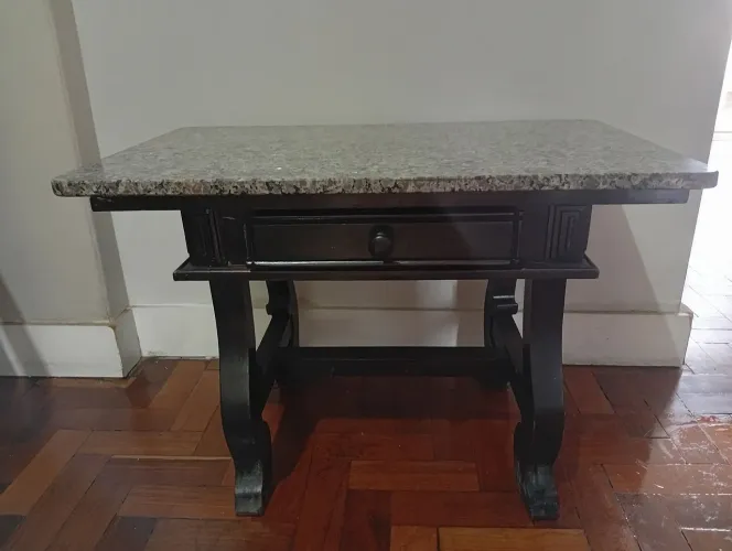 Mesa madeira maciça com granito 0,76x0,46, com gaveta