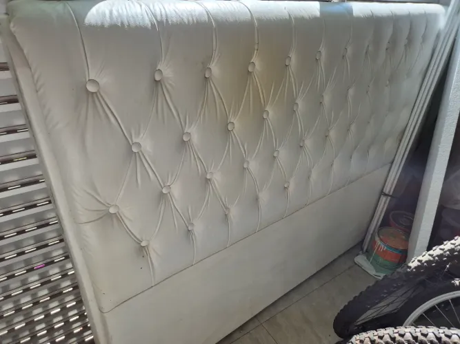 Cabeceira de cama Queen estofada bom estado pequenina mancha.
