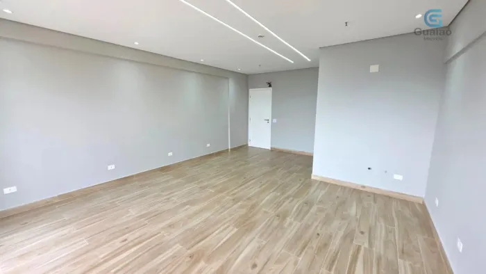Alugo Sala Comercial, Banheiro Privativo, Andar Alto e Vista Livre, 01 vaga de garagem no