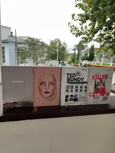 Livros colecionáveis DarkSide: Killer Clown, Ted Bundy, BTK e Columbine
